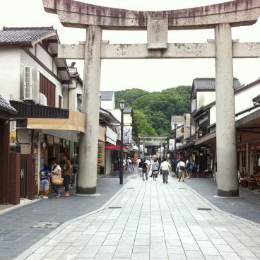 Dazaifu (Kyushu), Dazaifu Monzen-machi avenue and Tenman-gu shrine great torii gate
