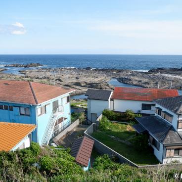 Jogashima (Miura), View on the houses and the coastline in the south of the island