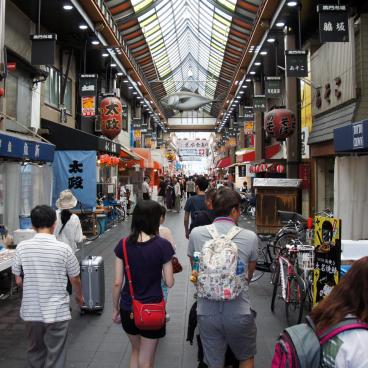 Kuromon Ichiba (Osaka), View on the shopping arcade