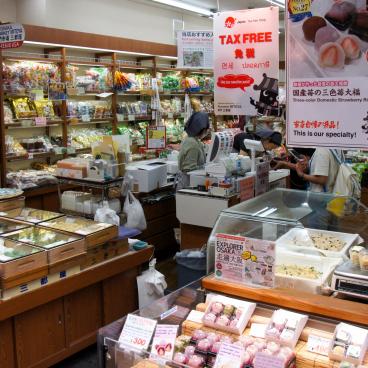 Kuromon Ichiba (Osaka), Japanese confectionary shop