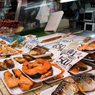 Kuromon Ichiba (Osaka), Fish and seafood street-food dishes 2