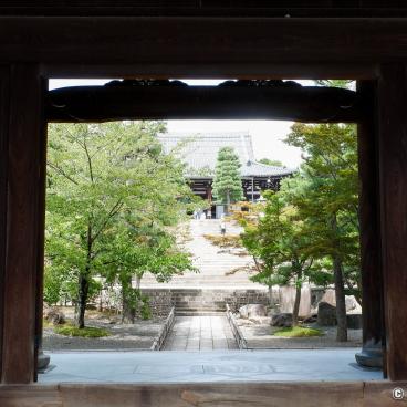 Konkai Komyo-ji, View on the temple from Sanmon Gate