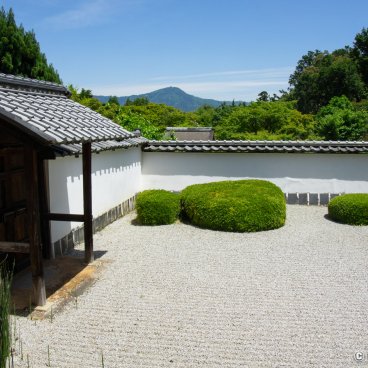 Shoden-ji (Kyoto), Dry garden and shakkei background landscape with Mont Hiei