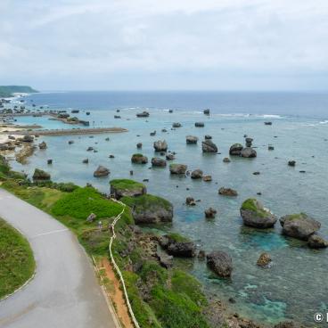 Higashi-Hennazaki Cape (Miyako-jima), View on the walking and the "Tsunami Rocks"