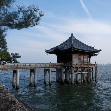Otsu (Shiga), Mangetsu-ji temple's Ukimido floating pavilion on Lake Biwa