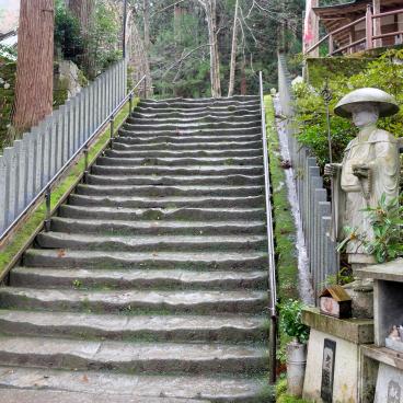Sanbutsu-ji (Tottori), Large stone stairway