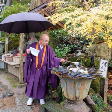 Sanbutsu-ji (Tottori), Monk welcoming the visitors