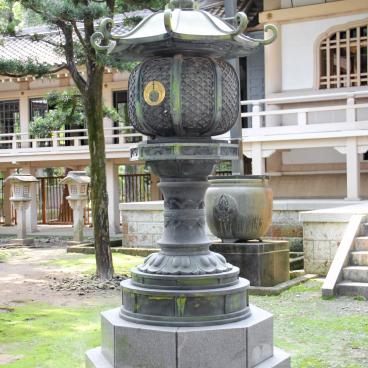 Toyokawa Inari (Aichi Prefecture), Lantern near Ho'unden Pavilion