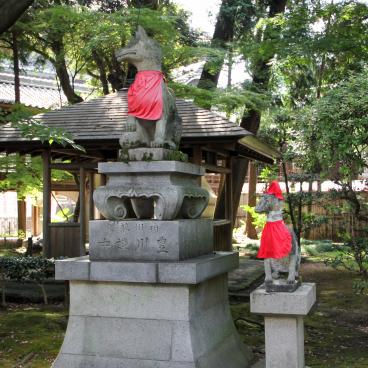 Toyokawa Inari (Aichi Prefecture), Inari foxes statues