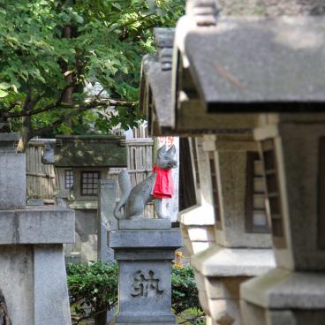 Toyokawa Inari (Aichi Prefecture), Lanterns and statue of Inari