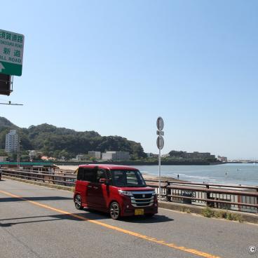 Zushi, Road and main beach