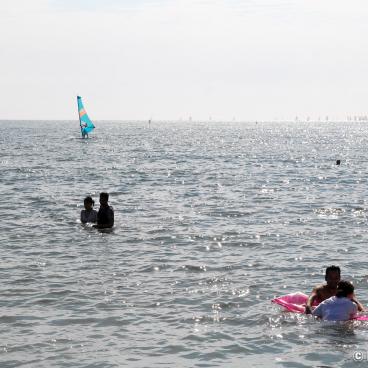 Zushi, Bathers at the main beach