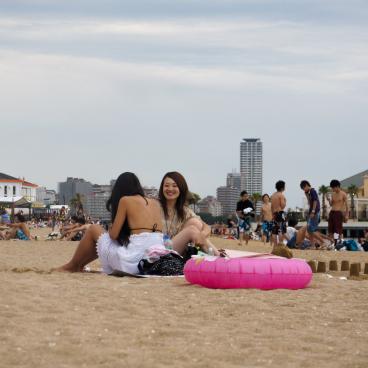 Seaside Momochi (Fukuoka), Tourists enjoying the beach