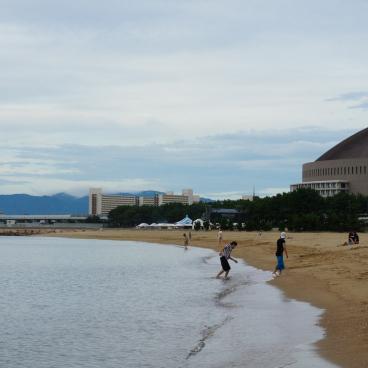 Seaside Momochi (Fukuoka), View on the beach and the seafront buildings 2