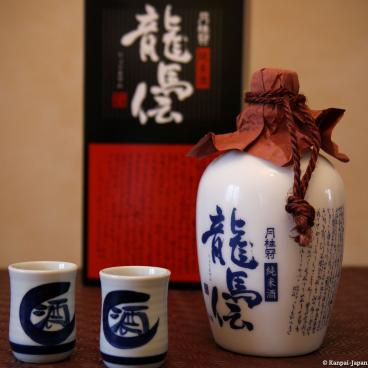 Gekkeikan Okura Sake (Kyoto), Gift box with carafe and cups 2