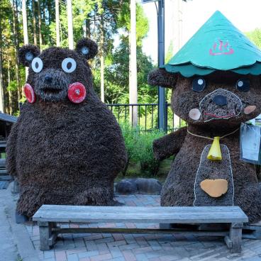 Nabegataki Falls (Kumamoto), Kumamon and another local mascot