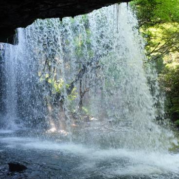 Nabegataki Falls (Kumamoto), View from behind the fall 2