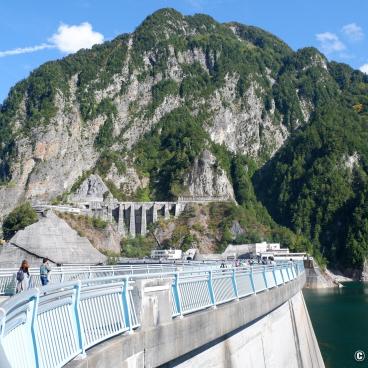 Kurobe Dam, Pedestrian road and view on the dam