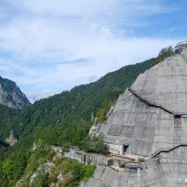 Kurobe Dam, Outdoor stairways to access the observation platforms