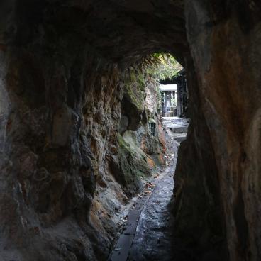 Kurokawa Onsen, Tunnel for pedestrians carved in the rock