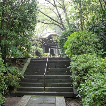 Myohon-ji (Kamakura), Alley of the temple