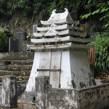 Myohon-ji (Kamakura), Funerary monument
