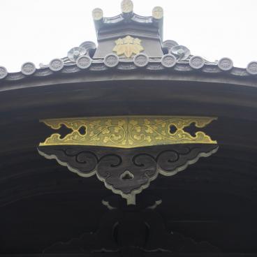 Myohon-ji (Kamakura), Acroterion ornamented with the Minamoto's crest