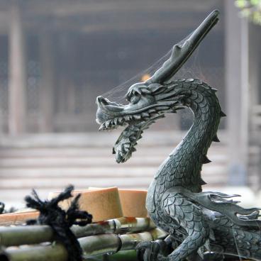 Myohon-ji (Kamakura), Dragon sculpture at the purification fountain
