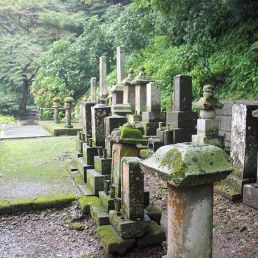 Myohon-ji (Kamakura), Steles and pagoda