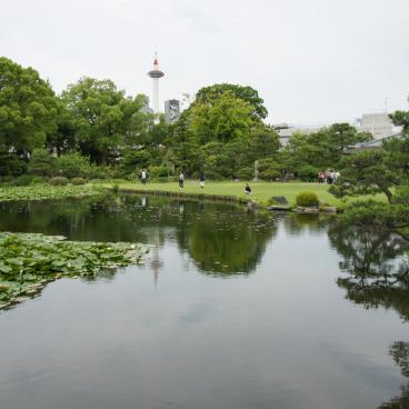 Shosei-en (Kyoto), View on the pond and Kyoto Tower in the background