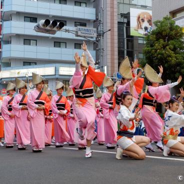 Koenji Awa-Odori (Tokyo), Dancers performing in traditional matsuri outfits 2