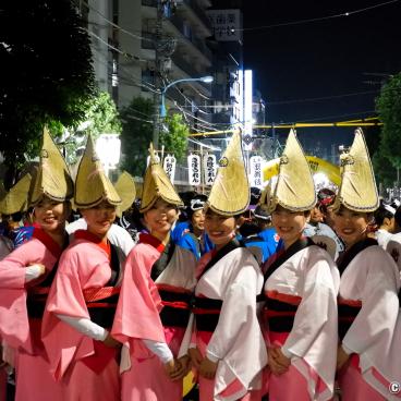 Koenji Awa-Odori (Tokyo), A Ren dancers group pausing for the picture