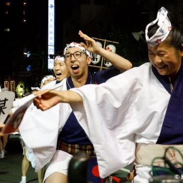 Koenji Awa-Odori (Tokyo), Traditional dancers performing