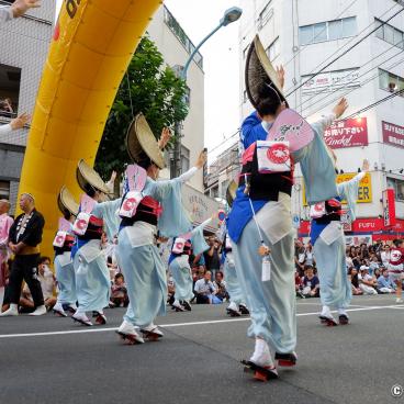 Koenji Awa-Odori (Tokyo), Dancers performing in traditional matsuri outfits