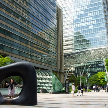 Tokyo Midtown (Akasaka), Plaza main entrance and artwork Key to a Dream by Kan Yasuda from Gaienhigashi-dori Avenue