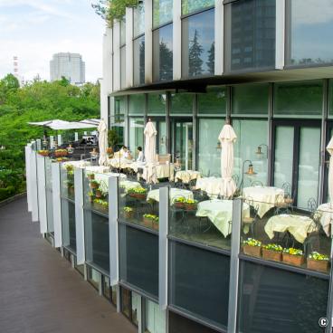 Tokyo Midtown (Akasaka), Outdoor terrace on Midtown Garden side