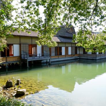Yokokan Garden (Fukui), View on the rooms hanging over water