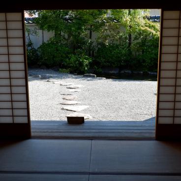 Yokokan Garden (Fukui), Pebble shores and stepping stones