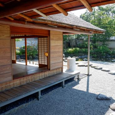 Yokokan Garden (Fukui), Stepping stones and inside view of the residence