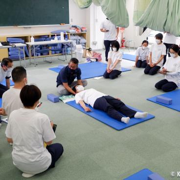 Shiatsu lesson at the Japan Shiatsu College in Bunkyo ward (Tokyo)
