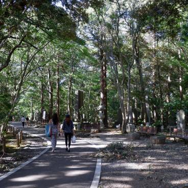 Narita-san Park, Walk in the Park lined with Buddhist statues