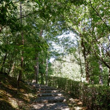 Narita-san Park, Path going down to the fountain