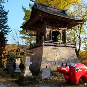 Oku Aizu (Yanaizu), Akabeko statue at Enzo-ji temple grounds