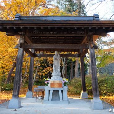 Oku Aizu (Yanaizu), Buddhist statue at Enzo-ji temple and gingko biloba in autumn
