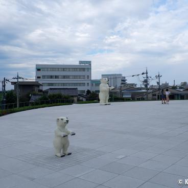 Toyama Prefectural Museum of Art and Design (TAD), Bears on the outdoor plaza