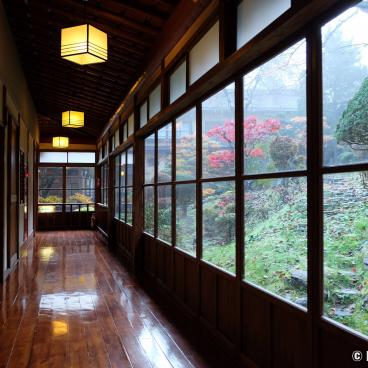 Higashiyama Onsen Mukaitaki, Corridor and traditional architecture in the ryokan