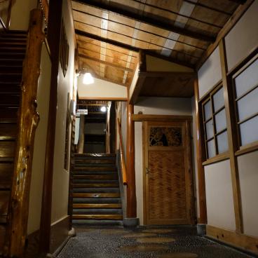 Higashiyama Onsen Mukaitaki, Stairways and traditional architecture in the ryokan