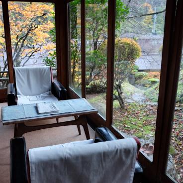 Higashiyama Onsen Mukaitaki, Lounge in the room and view on the Japanese garden