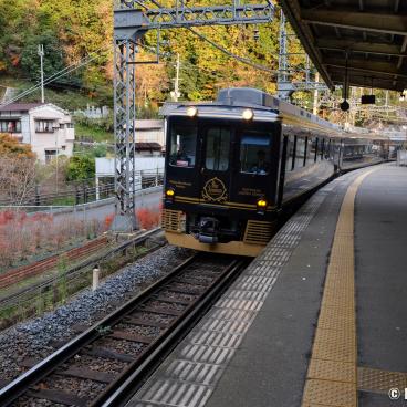 Blue Symphony, The train at the station