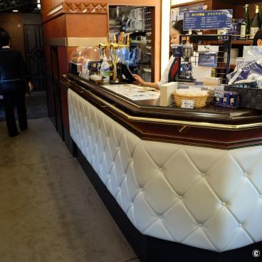 Blue Symphony (Kintetsu), View of the bar in the restaurant car in the middle of the train 